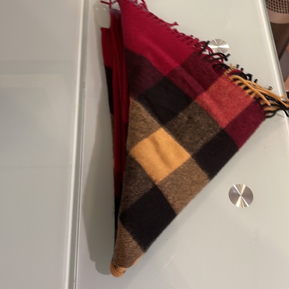 Authentic Burberry Scarf 100% Cashmere - Picture 4 of 4